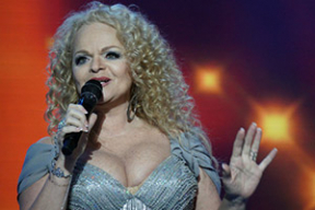 5 образов Ларисы Долиной, за которые почему-то стыдно не ей, а нам