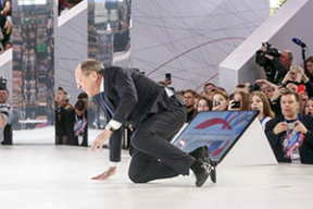 Лавров рухнул на колени перед лекцией о возможностях России. Видеофакт