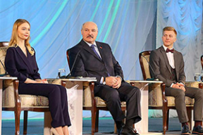 Певица, художница, танцор. Какие студенты сидели рядом с Лукашенко