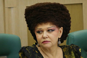 Newsweek: Познакомьтесь с российским сенатором с безумной прической, как у злодеев из «бондианы»