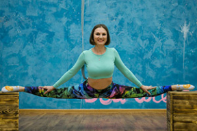 «Стараюсь не нарушать приличий». Зачем минчанка садится на шпагат в общественных местах