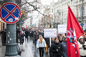 Сотни врачей, недовольных зарплатами, прошли маршем по Вильнюсу