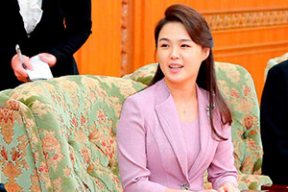 Як выглядае першая лэдзі КНДР, якая суправаджала мужа падчас гістарычнага саміту