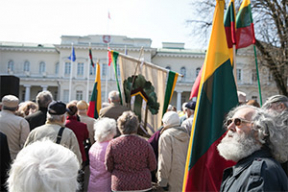 Сотни пенсионеров маршировали по центру Вильнюса с требованием пенсий по 350 евро