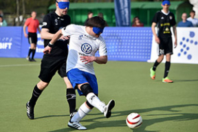 В Минске прошел уникальный футбольный матч с закрытыми глазами. Фотофакт