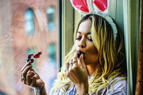 Три «пасхальные» и очень откровенные фотосессии от мировых звезд