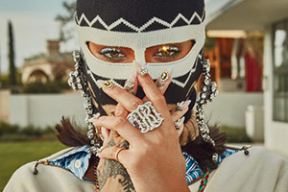 Королева эпатажа: Рианна в новых безумных нарядах