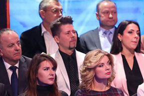 Тео в белом пиджаке и другие звезды БТ слушают Лукашенко. Фотогалерея лиц