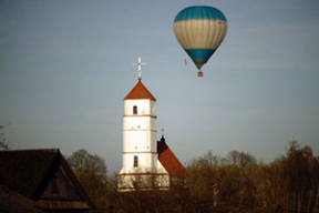 Как в Заславле воздушный шар на бреющем полете проплыл над церковью