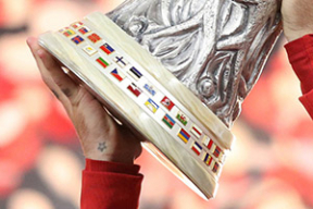 После победы в Лиге Европы «Атлетико» поднял кубок с белорусским бело-красно-белым флагом