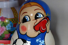 Фото дня. Матрешка со свистком во рту
