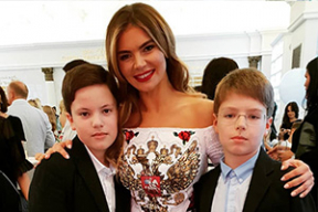 Кабаева с гербом России на груди. Фотофакт