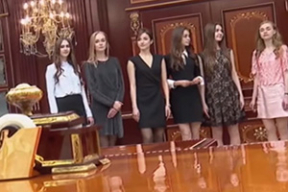 Красавицы в кабинете Лукашенко. Фотофакт