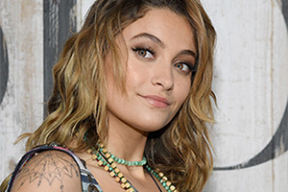 Дочь Джексона ушла с показа Dior после выхода первой модели