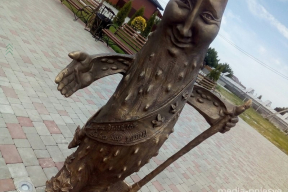 В Ольшанах поставили памятник огурцу