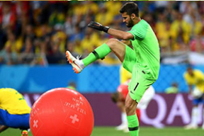 Бразильский голкипер во время игры раздавил воздушный шарик. И стал мемом