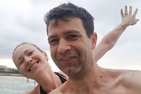 «Решили отметить нашу спортивную пенсию». Домрачева и Бьорндален отдыхают на море. Фотофакт