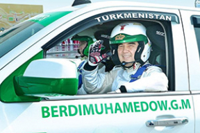 Президент Туркменистана продолжает зажигать – лично собрал по своим чертежам гоночную машину. Видеофакт