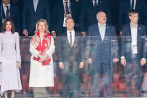 Лукашенко смотрел открытие ЧМ по футболу с сыновьями и внуком