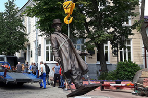 В Витебске поставили скульптуру самому высокому человеку планеты. Фотофакт