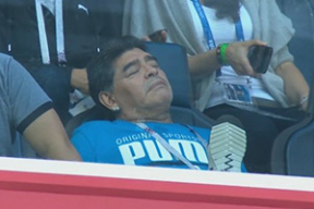 Марадона показал неприличный жест и попал к врачам