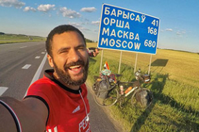 «Самые красивые дороги, по которым я ездил!» Египтянин ехал через Беларусь на ЧМ в Россию на велосипеде