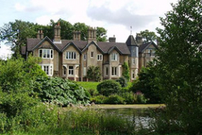 Королева Англии  подарила на свадьбу внуку и его невесте королевский особняк