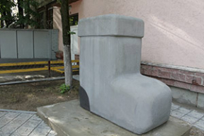 В Витебске появился памятник валенку. Фотофакт