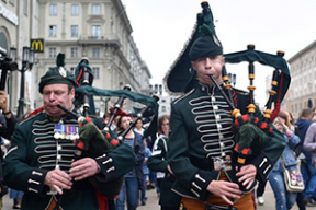 Шерлок, волынки и даблдекер. Как в Минске отметили День Великобритании