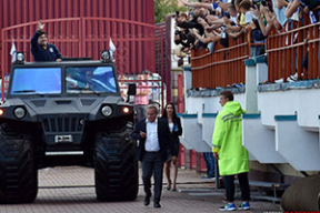 Гигантское авто, на нем Марадона ехал по стадиону в Бресте, — белорусская Hunta!