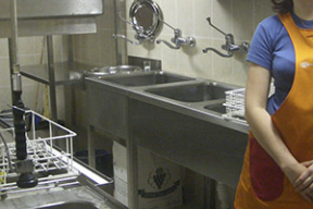 «Стыдно питаться объедками». Посудомойка рассказала, как выживает на зарплату в 220 рублей