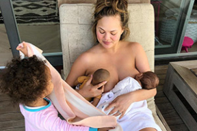 Крисси Тейген назло хейтерам демонстрирует грудное вскармливание