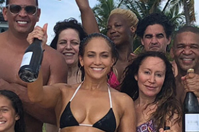 Лопес отметила день рождения в бикини: лучшее из Instagram