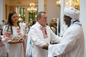 Жена Макея потратила на платье-вышиванку все отпускные. Фотофакт