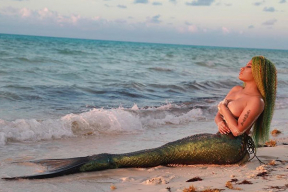 Ники Минаж демонстрирует пышные формы в клипе на песню «Постель»