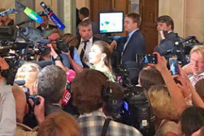 Фото дня. Кабаева в плотном кольце репортеров у театра, где был и Путин