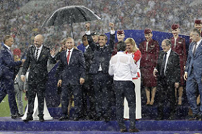 Комментарий дня: «У них что, один зонт на всю Россию»