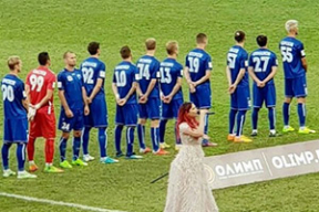Украинский футболист демонстративно не повернулся к флагу России. Он объяснил, что это было