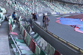 Фанаты «Зенита» сломали часть кресел на секторе «Динамо». Фотофакт