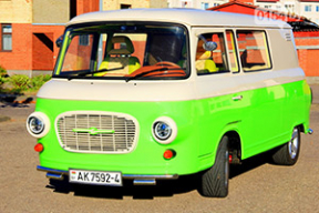 Лидчанин купил старый микроавтобус...и превратил в крутой ретро-бус!