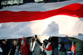 Огромный бел-красно-белый флаг на матче с Сан-Марино