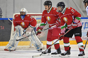 Лукашенко с Колей поиграли в хоккей в Шклове в любительском турнире. Угадайте, кто сколько забил?