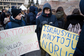 Из-за протестов учителей в Литве сняли министра, а профсоюзы анонсировали массовую акцию