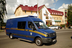 СК: мужчина, взявший дочь в заложники и застреленный в банке в Заславле, истязал ее годами