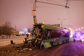 В Уручье автобус разбился о столб: водителю стало плохо за рулем. Фотофакт