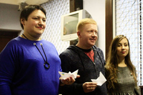 Суд оштрафовал журналистку за акцию с бумажными корабликами у посольства России