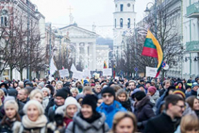 «Последний звонок» в Вильнюсе: тысячи протестующих создали «живую цепь»