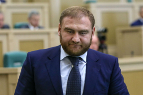 Российского сенатора-единороса арестовали прямо в Совфеде: «Там целый букет»