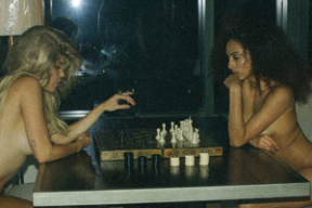 Обнаженные девушки играют в шахматы