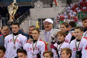Фото победителей: Коля Лукашенко с отцом на льду